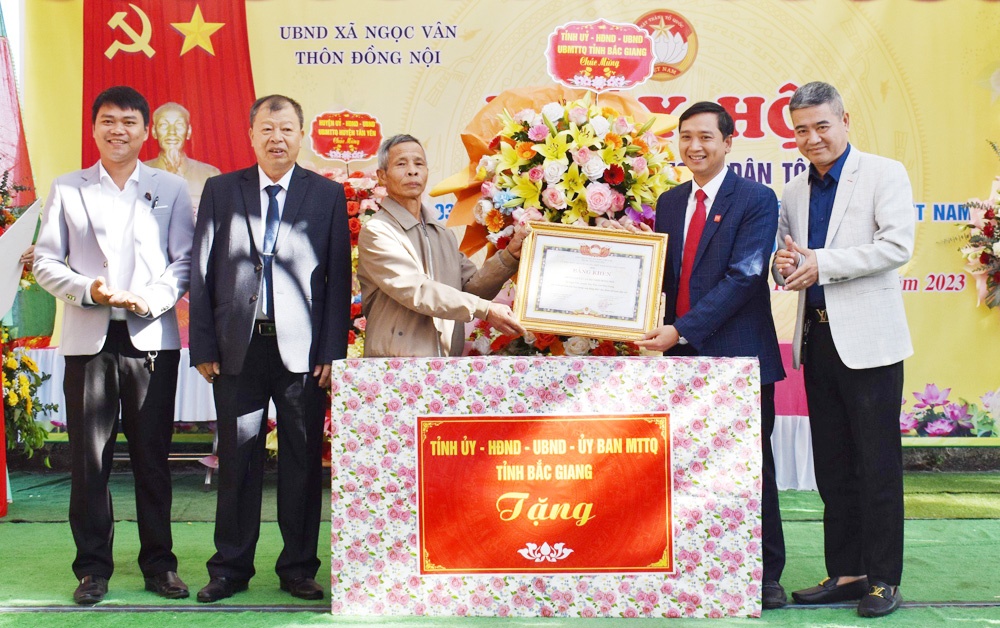 Trưởng Ban Tuyên giáo Tỉnh ủy dự Ngày hội đoàn kết tại Tân Yên