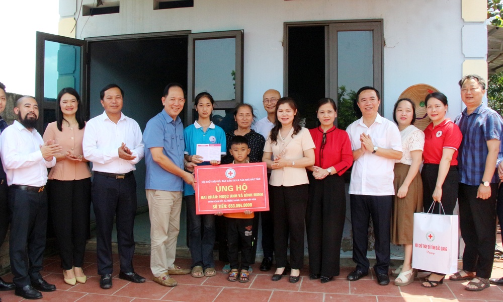 Đồng chí Lâm Thị Hương Thành trao kinh phí hỗ trợ, bàn giao nhà cho đối tượng hoàn cảnh khó khăn