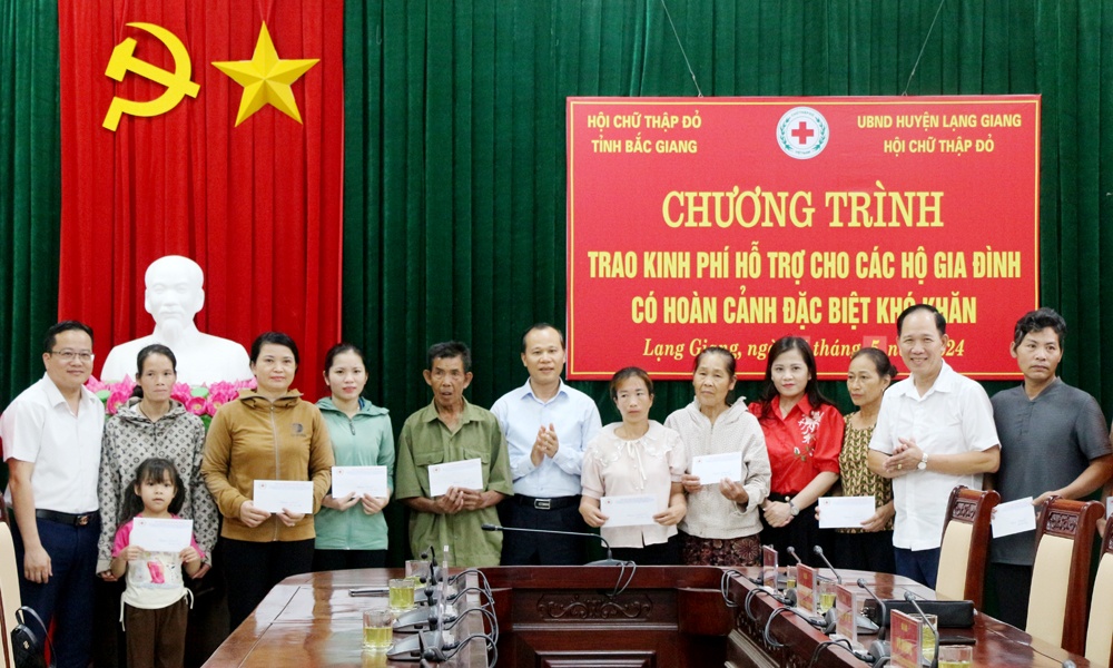 Trao kinh phí hỗ trợ các hộ có hoàn cảnh đặc biệt khó khăn tại huyện Lạng Giang
