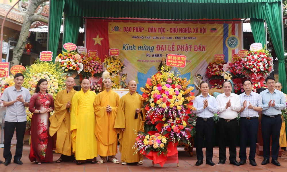 Phó Chủ tịch Thường trực UBND tỉnh Mai Sơn dự Đại lễ Phật đản Phật lịch 2568 tại chùa Hồng Phúc